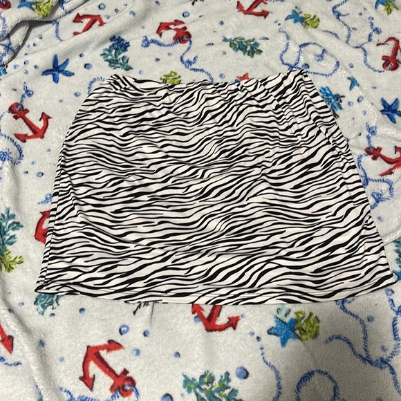 Zebra print small slit midi skirt - Picture 2 of 3